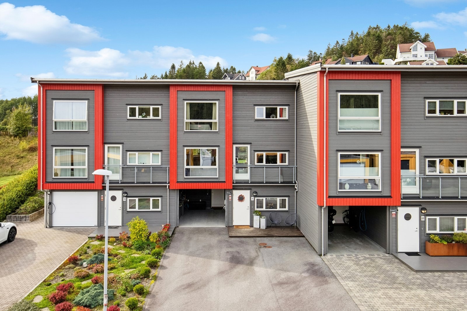 Et flott rekkehus med flere gode kvaliteter og en attraktiv beliggenhet i blindgate. Galleribilde