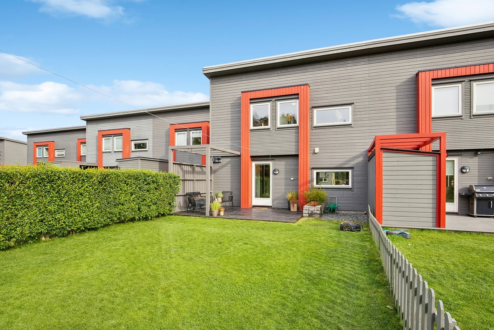 Tomten og uteområdet er solrikt og pent opparbeidet med både hage, beplantning og terrasser. Galleribilde