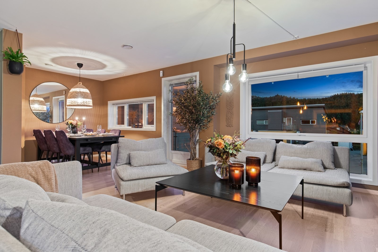 Stuen har en fin utforming som gjør det enkelt å innrede etter egne ønsker og behov. Galleribilde