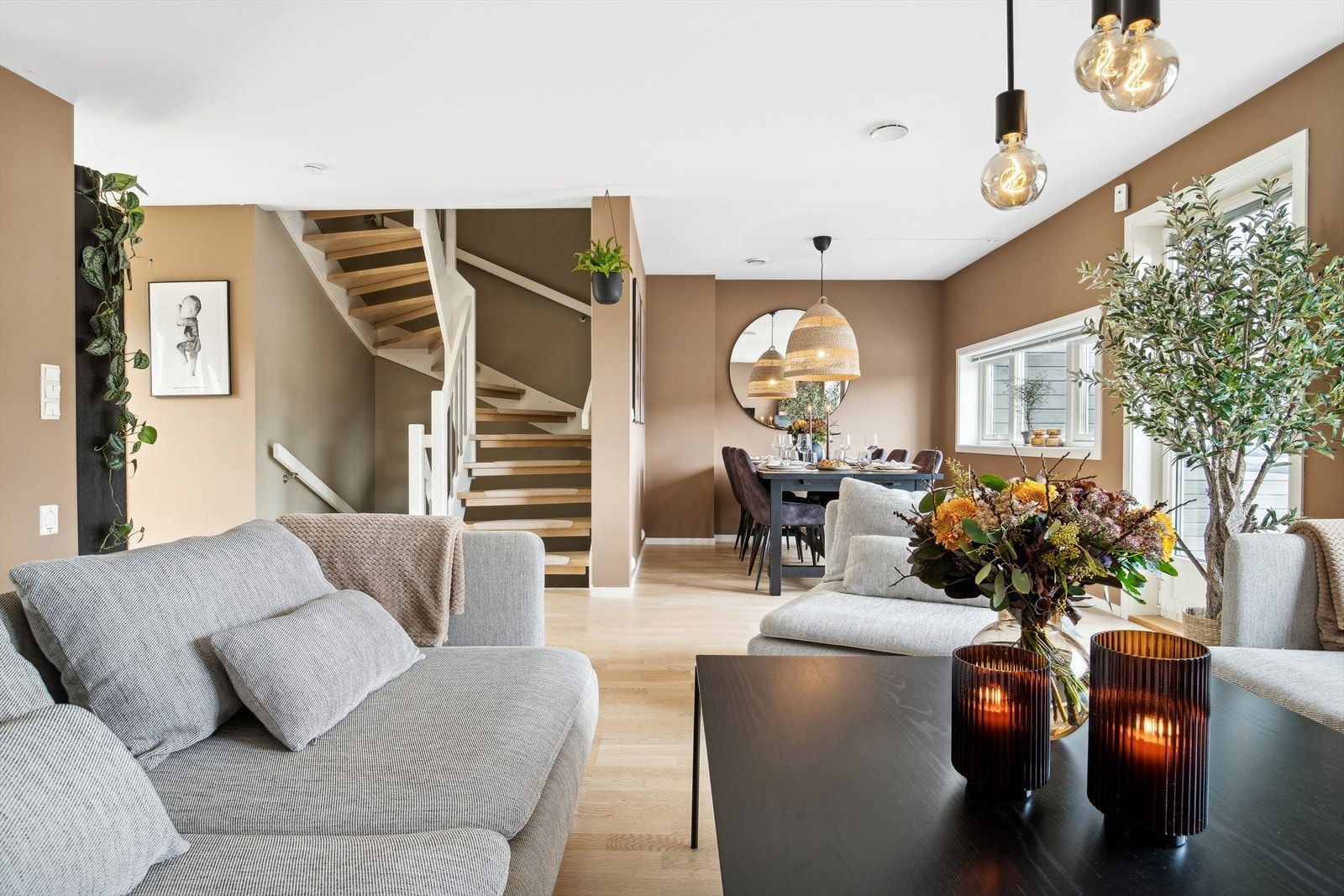 Stuene er malt i behagelige fargetoner. Galleribilde