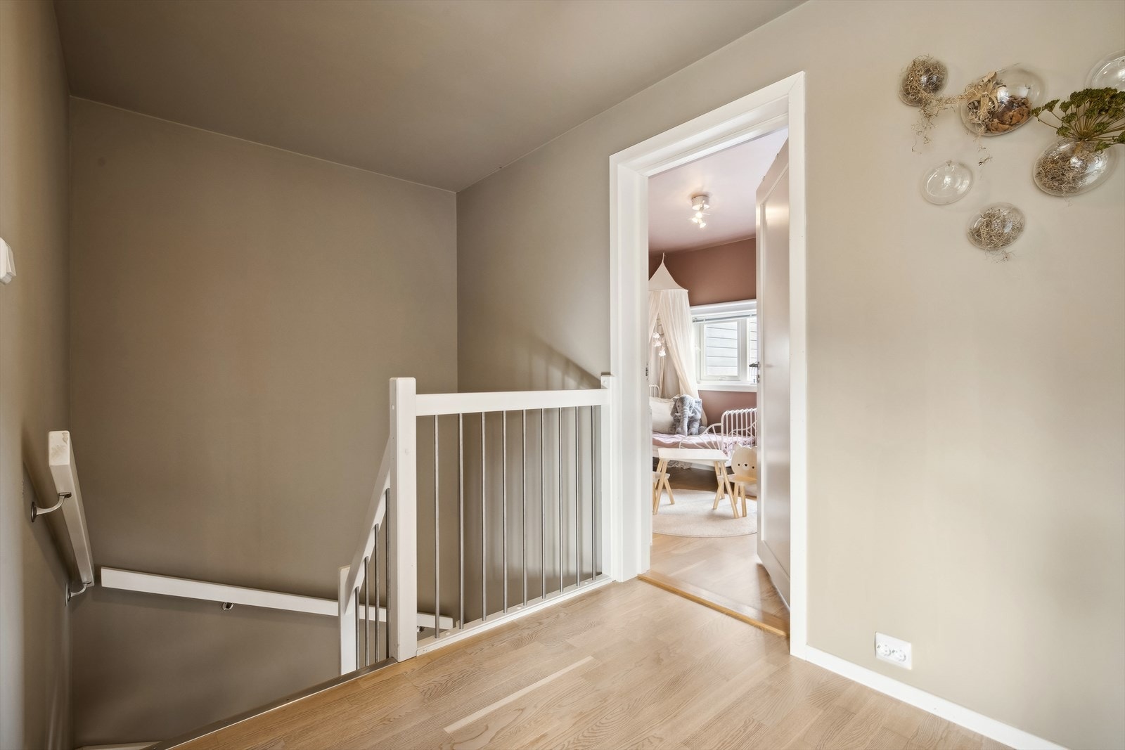 Videre opp trapp kommer du til boligens 2. etasje hvor du finner baderom, trappegang og soverom. Galleribilde