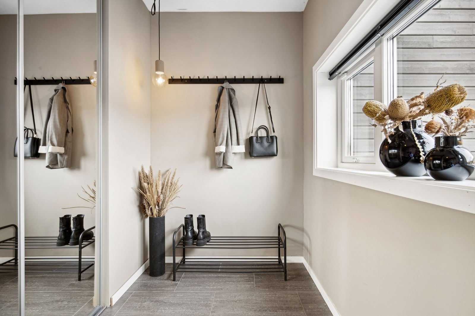 Innvendig kommer du inn til en lys og fin entrè med plass til å henge fra deg yttertøyet. Galleribilde