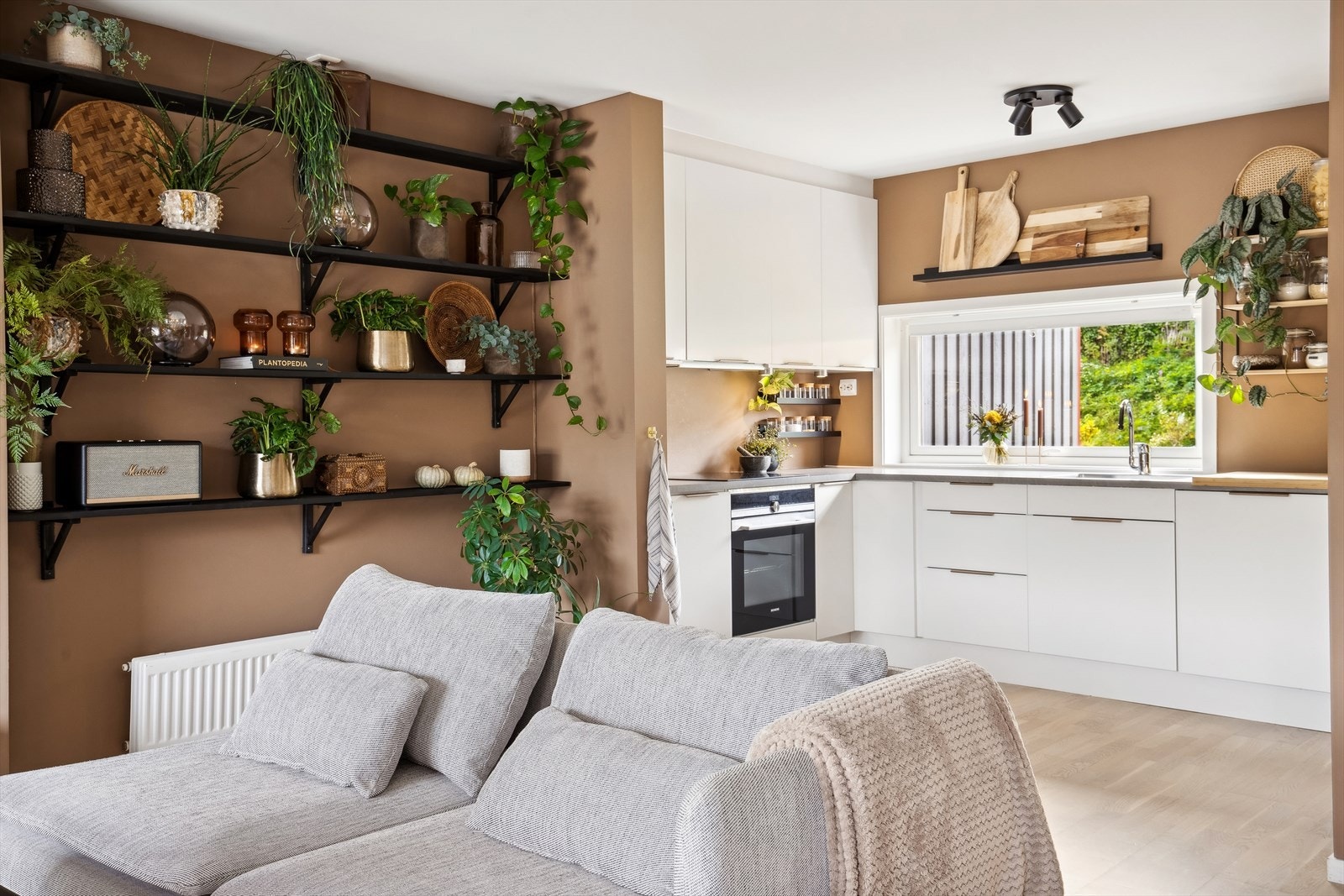 Kjøkkenet har flott kjøkkeninnredning fra HTH med slette fronter og benkeplate i laminat utførelse. Galleribilde