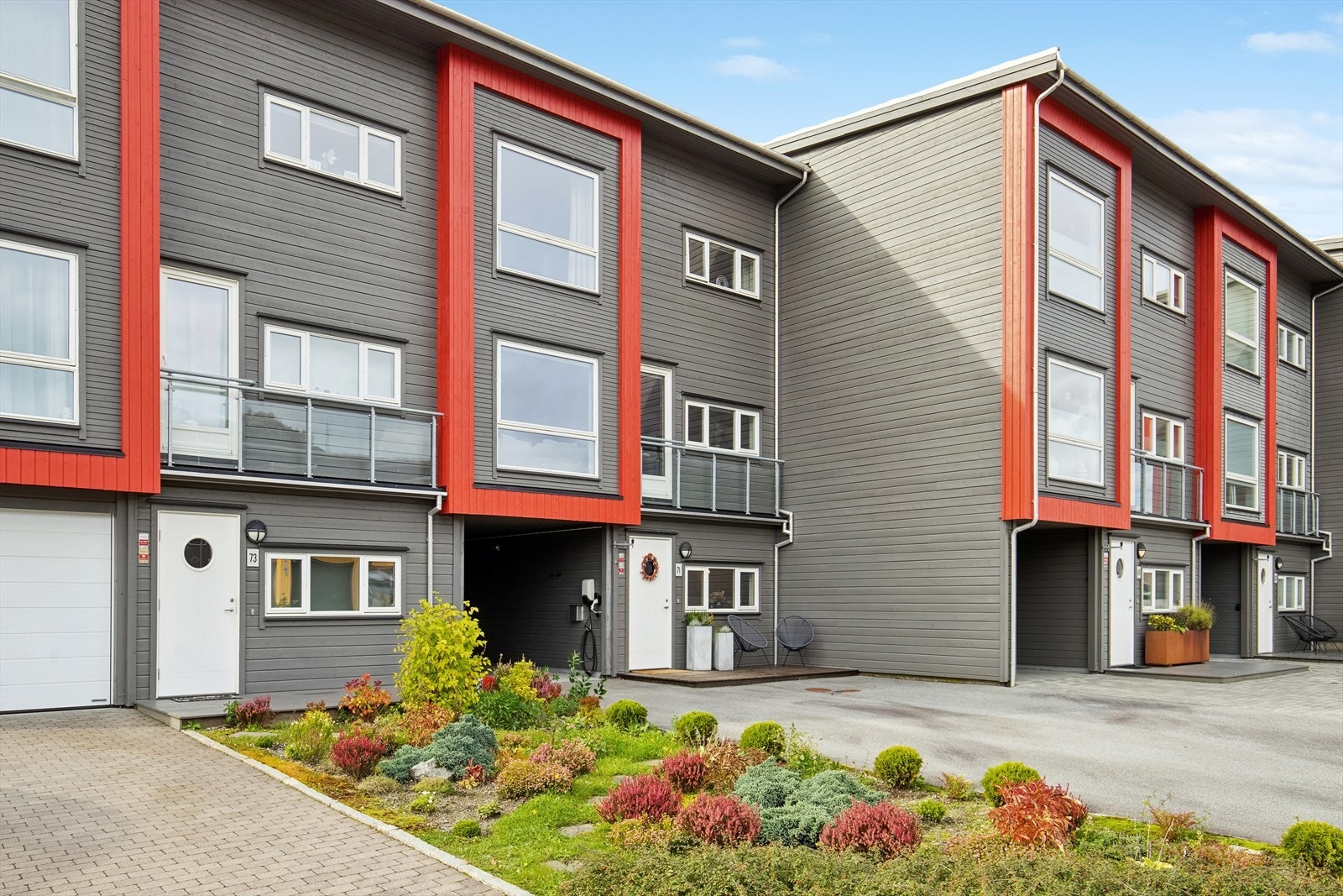 Ved inngangspartiet finner du en hyggelig velkomstterrasse, innkjørsel, og du har parkering i carport. Galleribilde