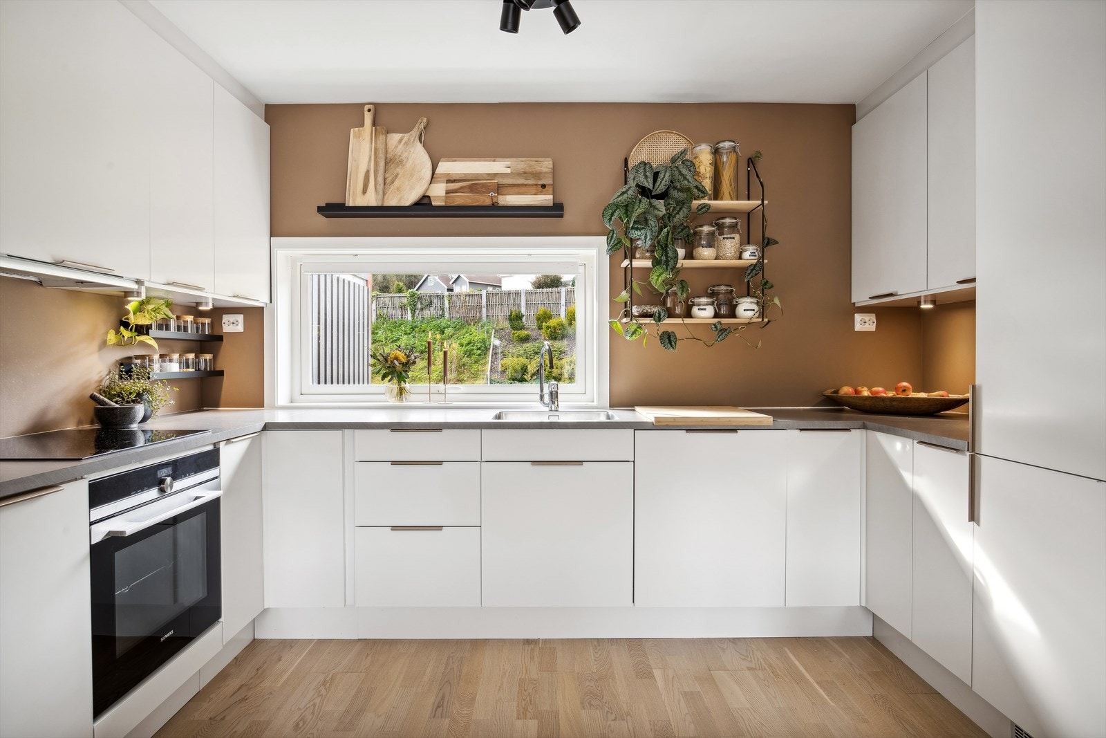 Kjøkkenet er av god størrelse og er godt utnyttet med skap- og benkeplass. Galleribilde