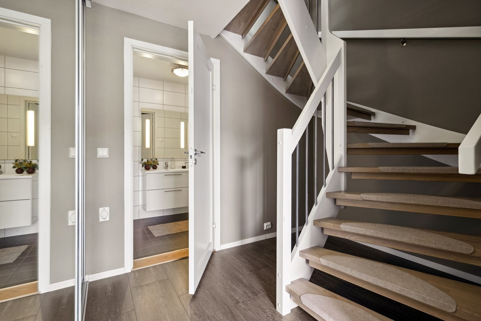 Opp fin trapp kommer du til boligens 1. etasje hvor du finner stue, kjøkken og innvendig bod. Galleribilde