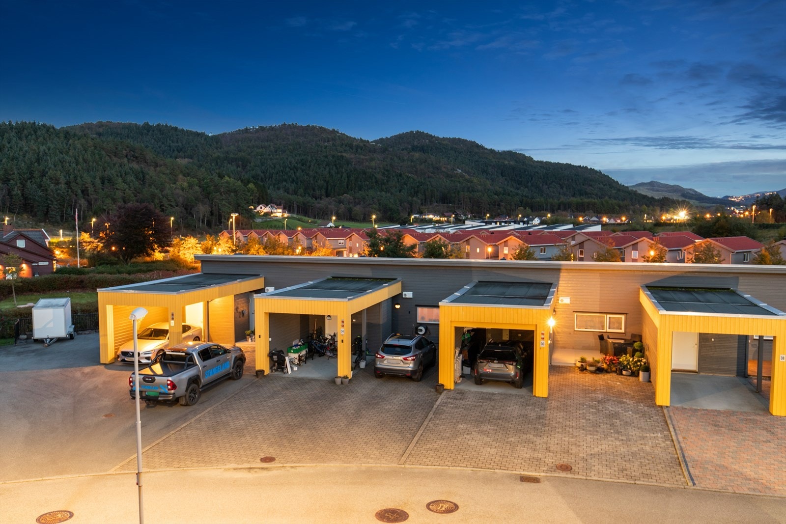 Boligen har en flott beliggenhet med kort vei til både barnehage, skole, butikker og flotte turområder. Velkommen til en hyggelig visning! Galleribilde