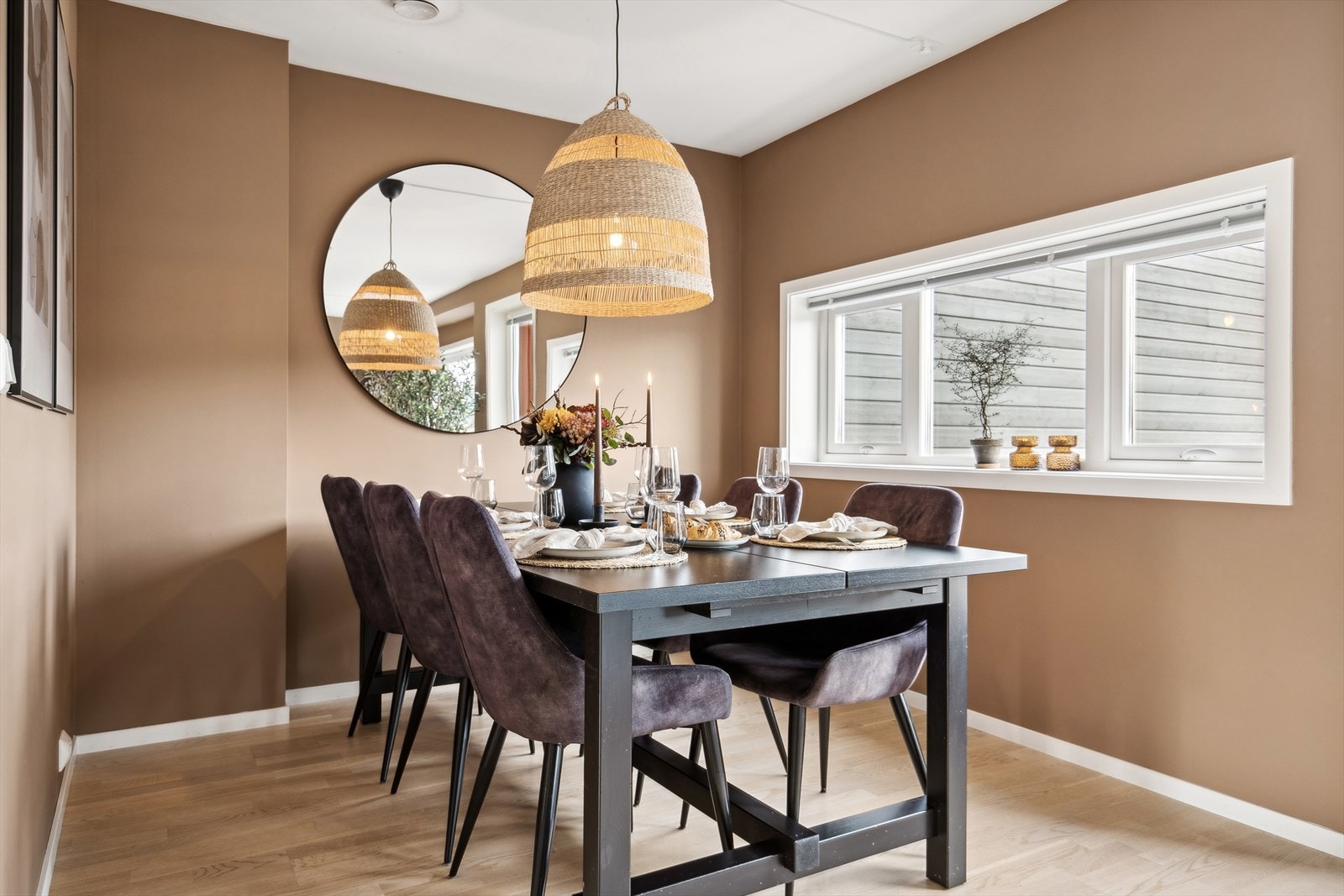 God plass til stor spisegruppe. Galleribilde