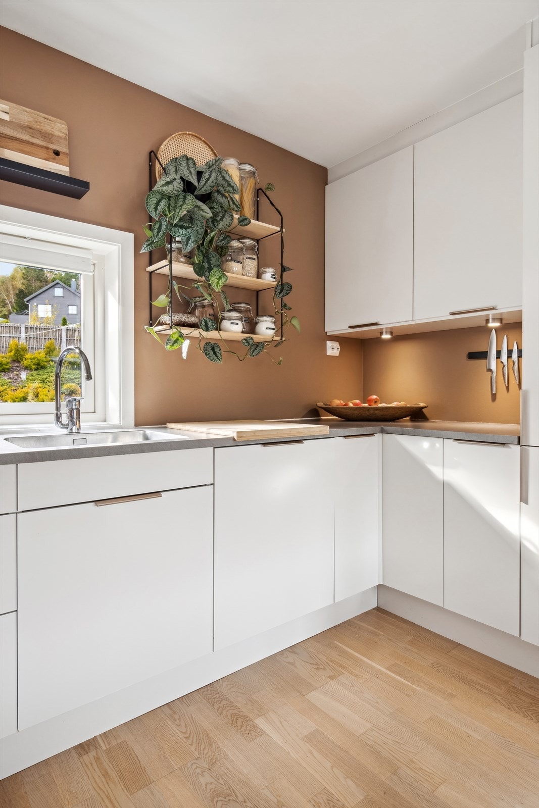 Kjøkkenet er utstyrt med integrerte hvitevarer. Vdr. hvitevarer henvises til punkt innbo. Galleribilde