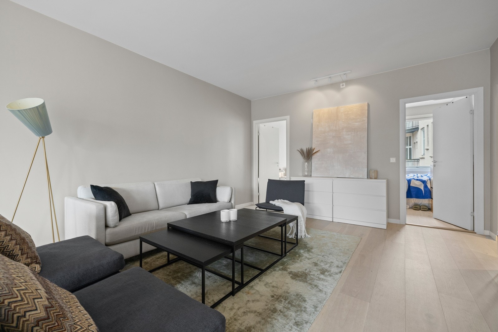 God plass til større sofagruppe med tilhørende bord Galleribilde