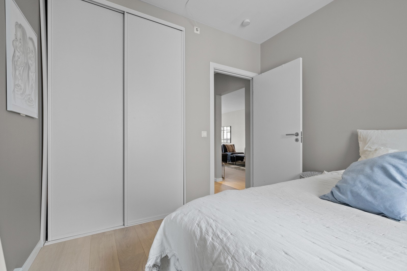 Hovedsoverommet er utstyrt med en romslig skyvedørsgarderobe som sikrer effektiv oppbevaring og enkel organisering Galleribilde