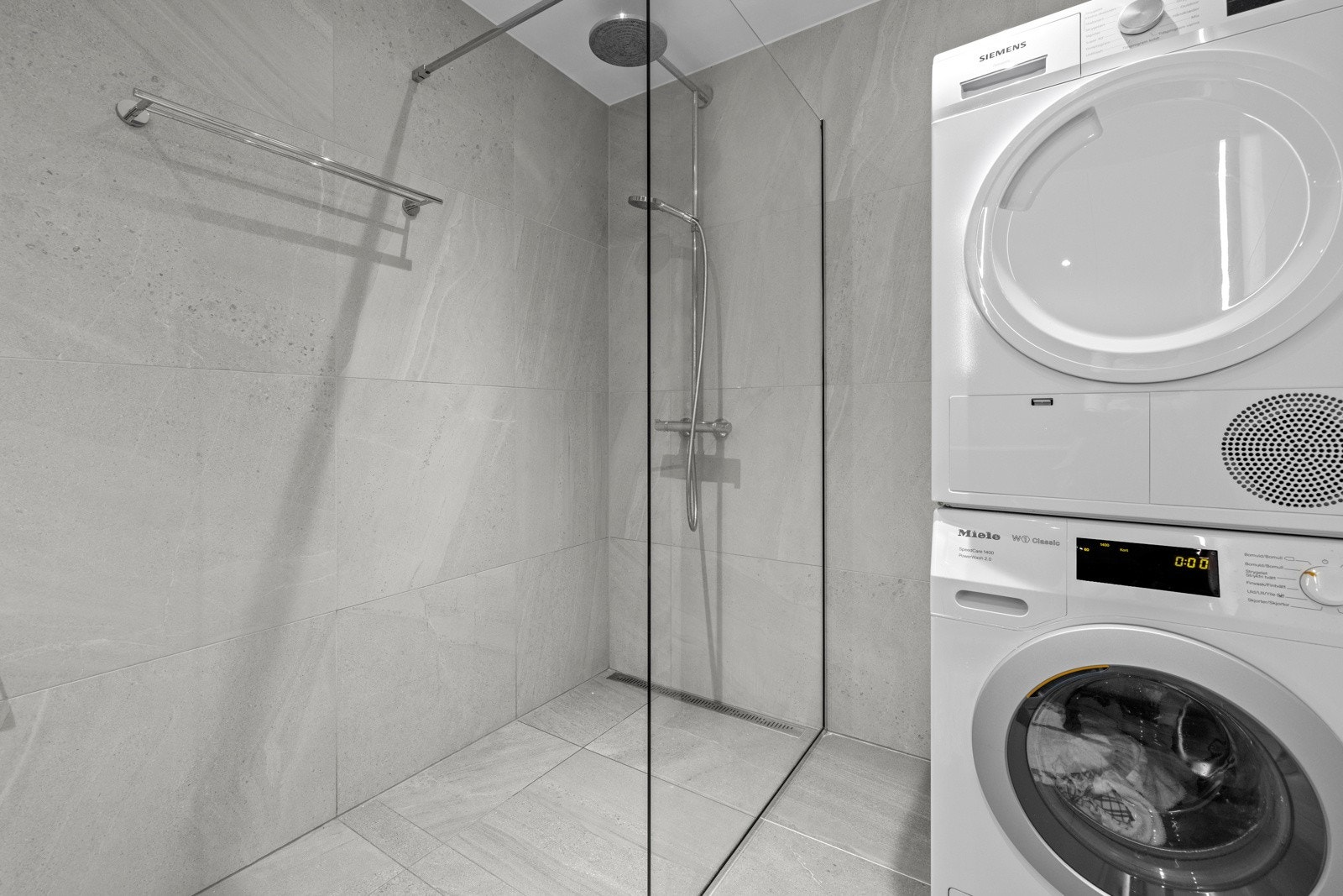 Badet er utstyrt med en fastmontert dusjvegg, samt en termostatstyrt dusjløsning i krom med både hånd- og regnfallsdusj Galleribilde