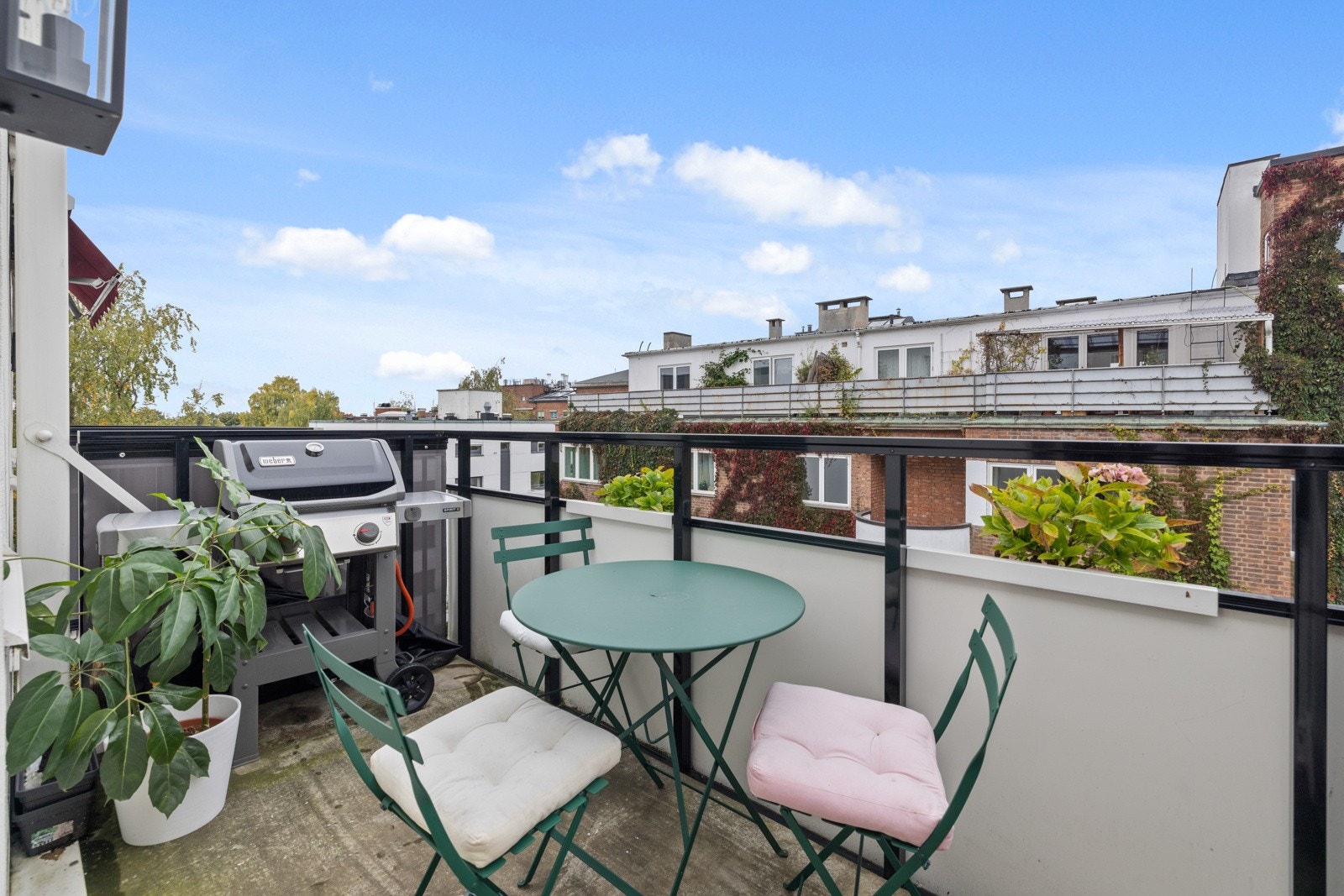 På balkongen har du fin plass til et koselig utebord med tilhørende møblement Galleribilde