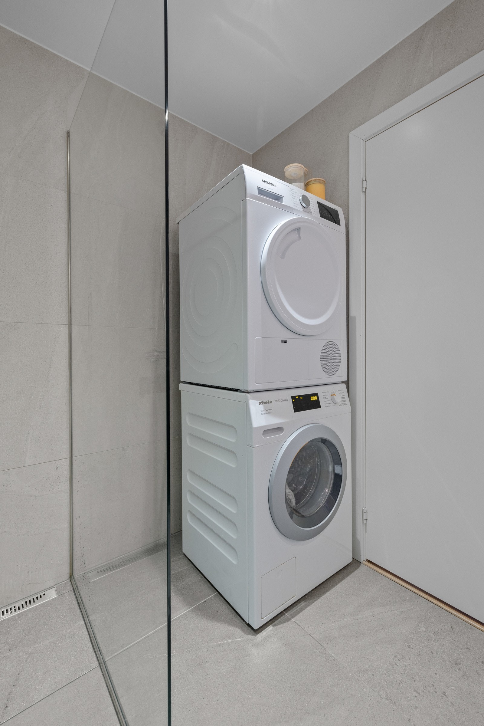Badet har opplegg for både vaskemaskin og tørketrommel Galleribilde
