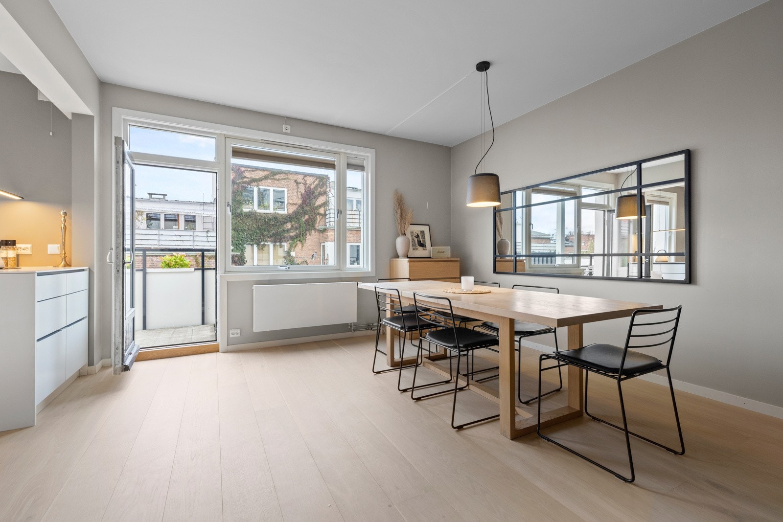 Dette er en lys og innbydende 4-roms leilighet med meget høy standard Galleribilde