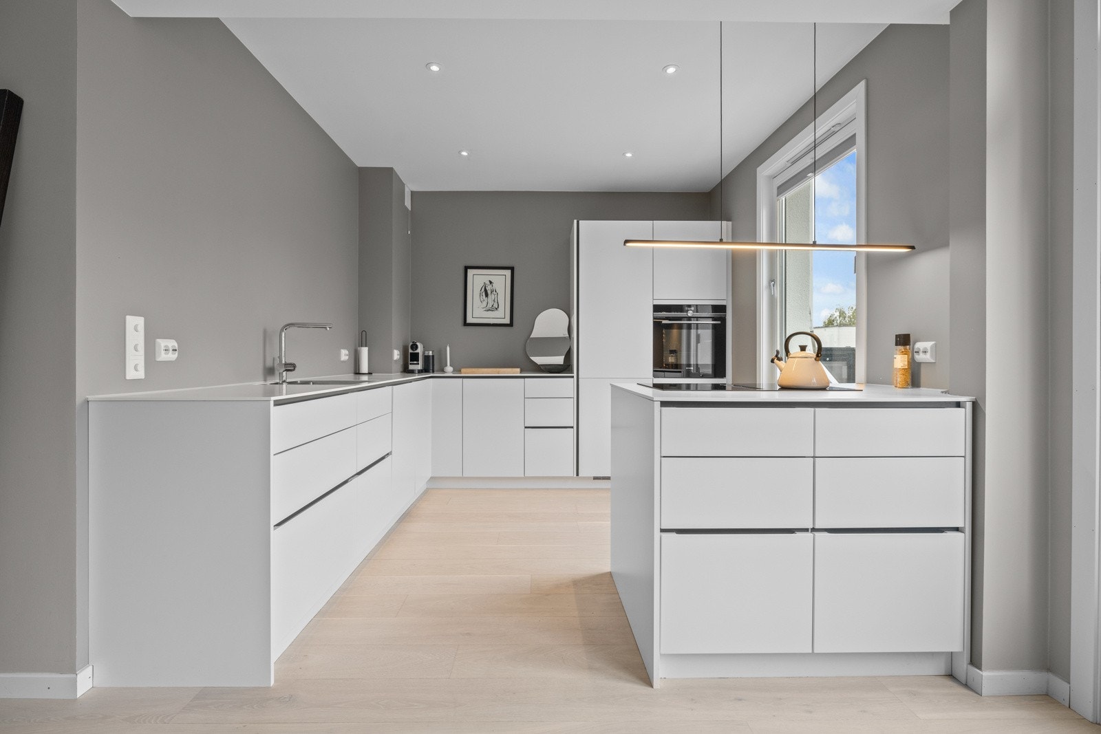 Stort og lekker kjøkken utstyrt med tidløs innredning fra Kvik Galleribilde