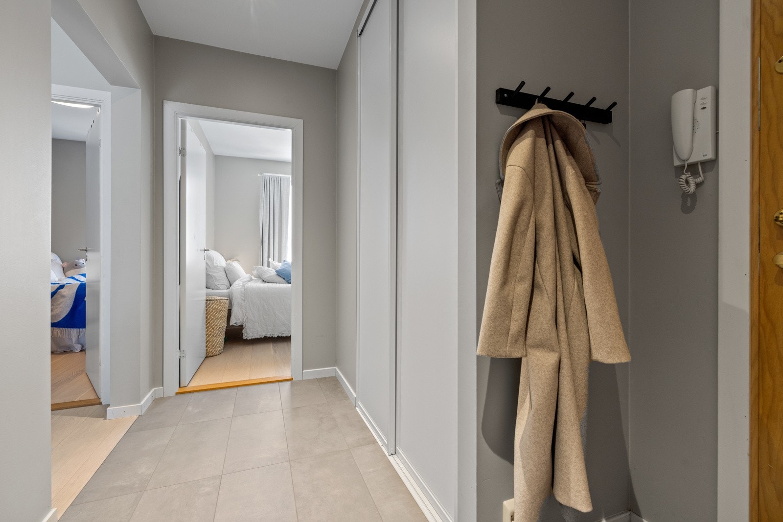 Entréen gir et meget godt førsteinntrykk av hva boligen har å by på Galleribilde