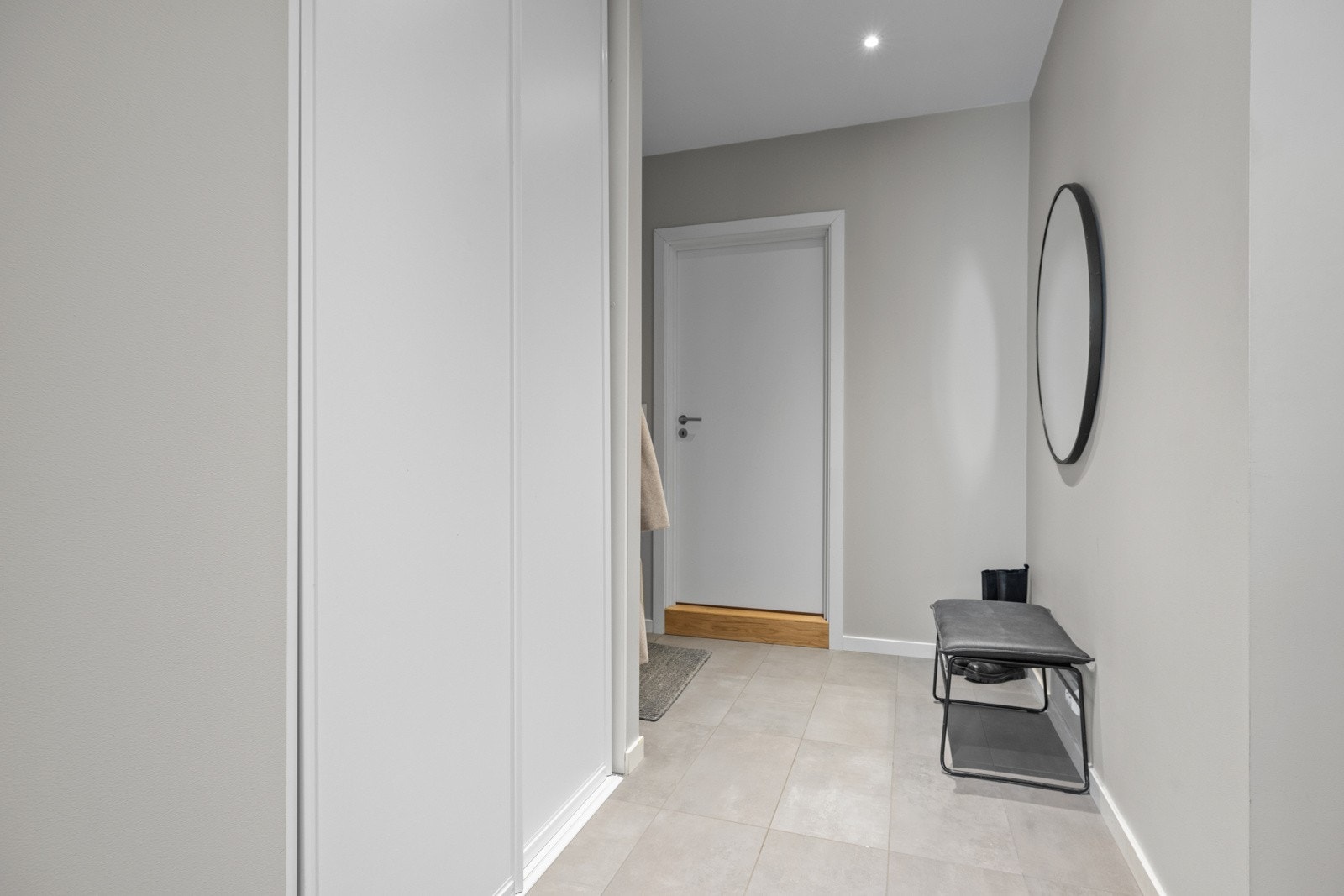 Det er plass til kommode, skjenk eller liknende for oppbevaring av klær Galleribilde