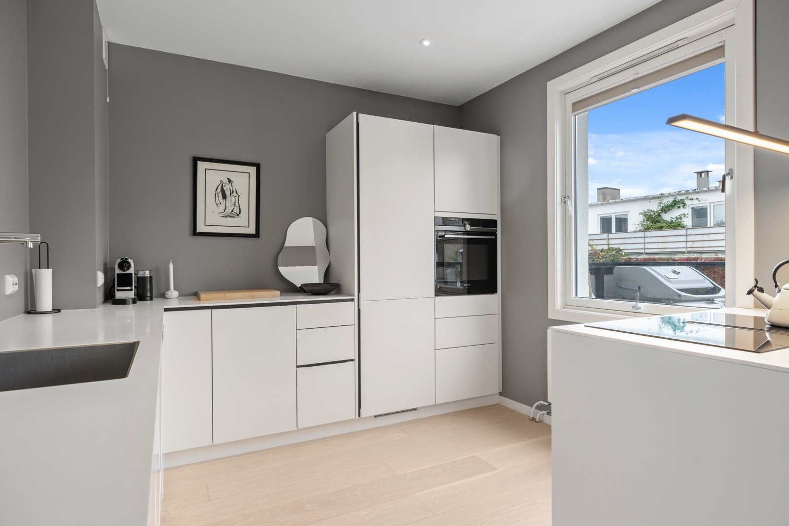 Kjøkkenet har god plass i skuffer og skap, samt fine arbeidsoverflater. Den romslige kjøkkenøyen er det perfekte samlingspunktet for både matlaging og sosiale sammenkomster Galleribilde