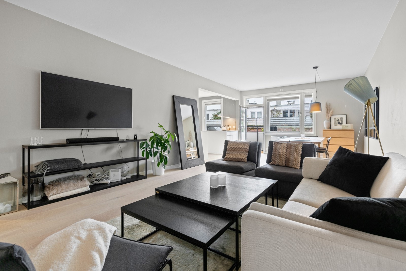 Stuen er lys og luftig, med en gjennomtenkt planløsning i åpen løsning mot kjøkkenet som gir deg mulighet til å innrede i flere møbleringssoner Galleribilde