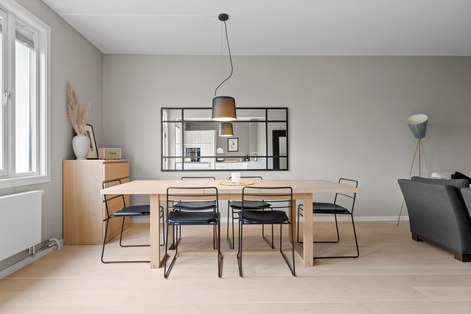 Her har du rikelig med plass til et større spisebord med tilhørende møblement Galleribilde