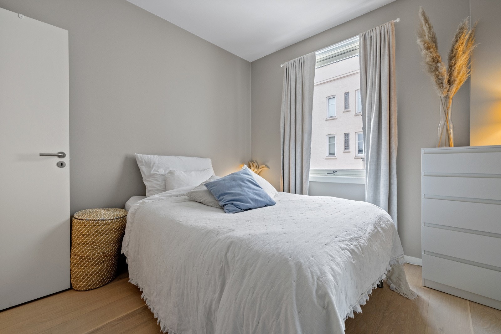 Alle rommene er malt i behagelige farger, som gir en god atmosfære til rommet Galleribilde