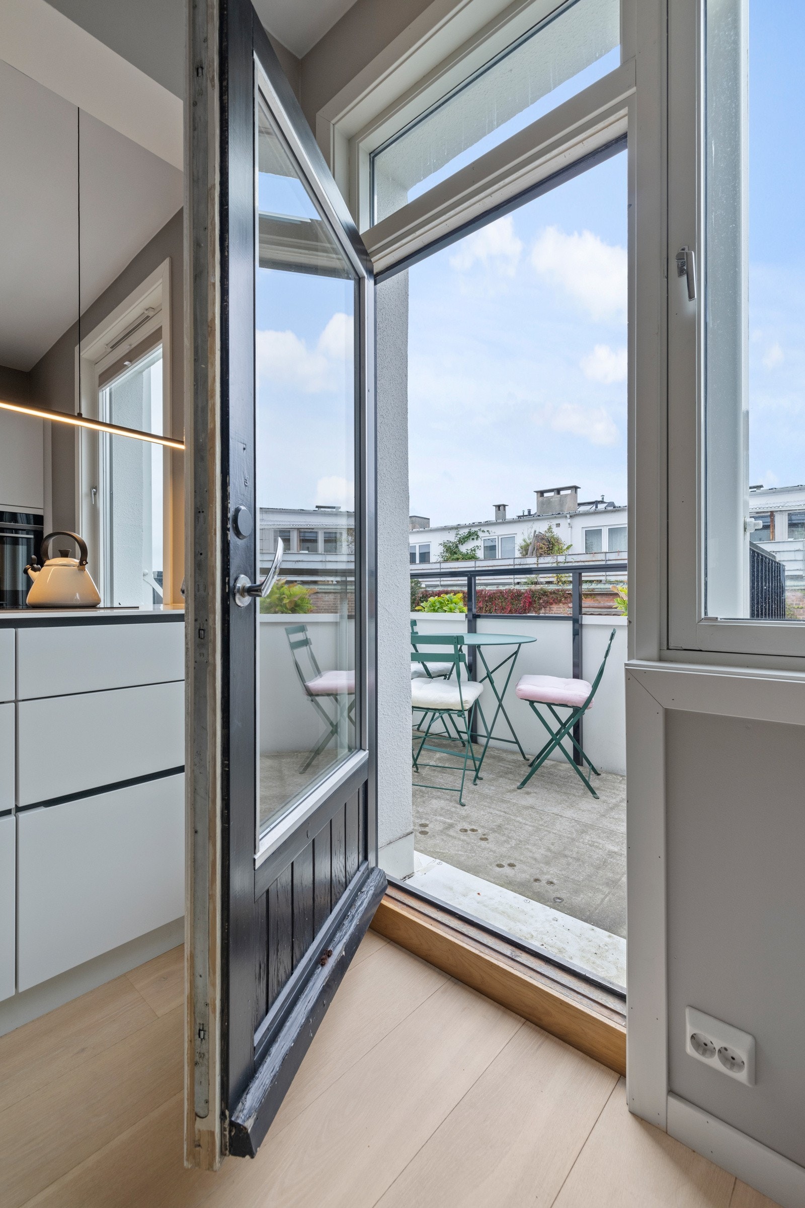 Fra stuen har du utgang til en koselig og nordvest-vendt balkong på ca. 5 kvm Galleribilde