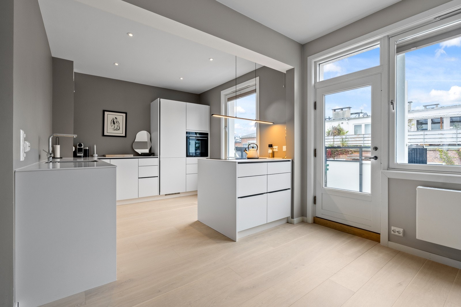 Leiligheten kombinerer gjennomtenkte og tidløse materialer med funksjonelle løsninger Galleribilde