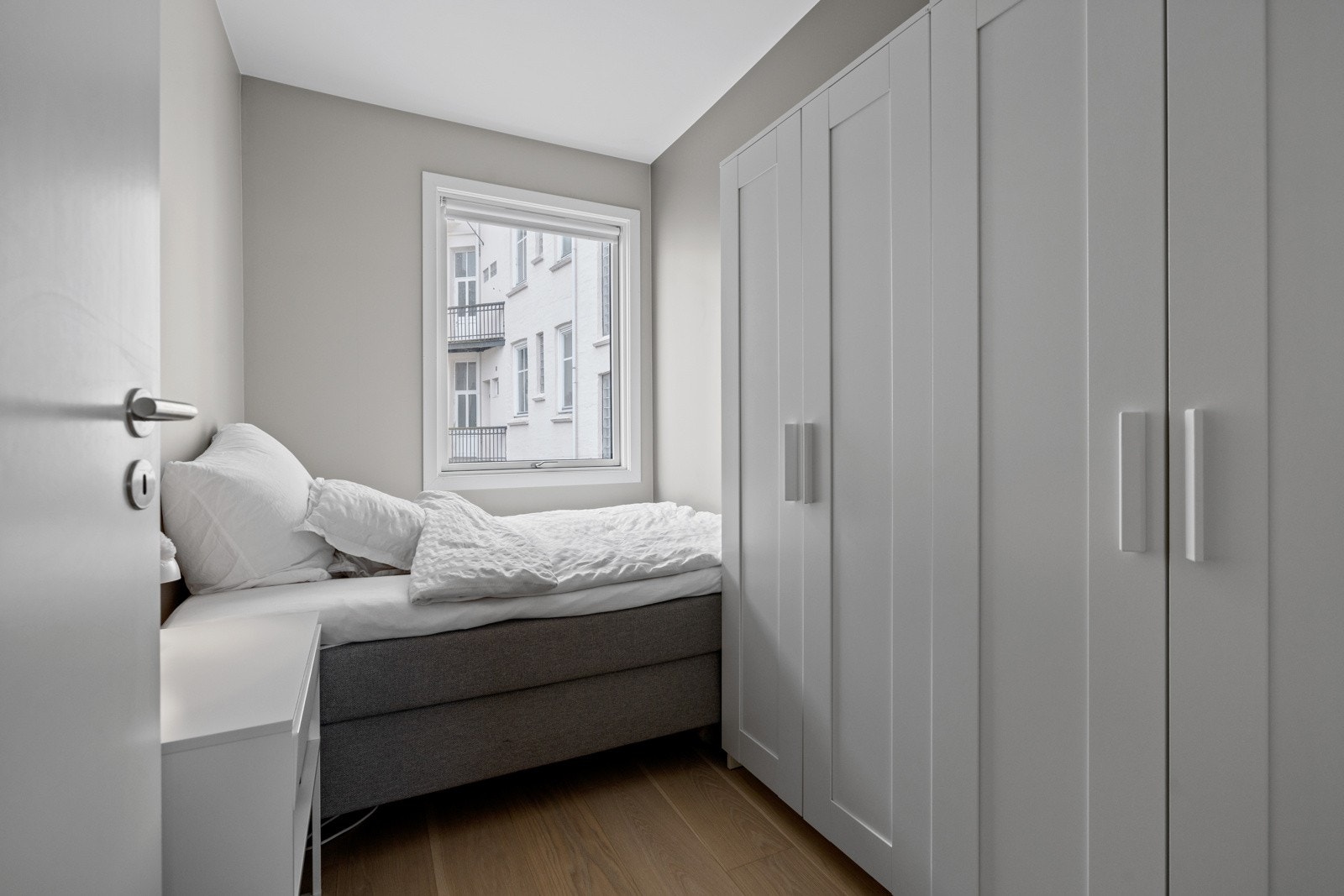 Alle rommene har fin plass til seng og annet møblement Galleribilde