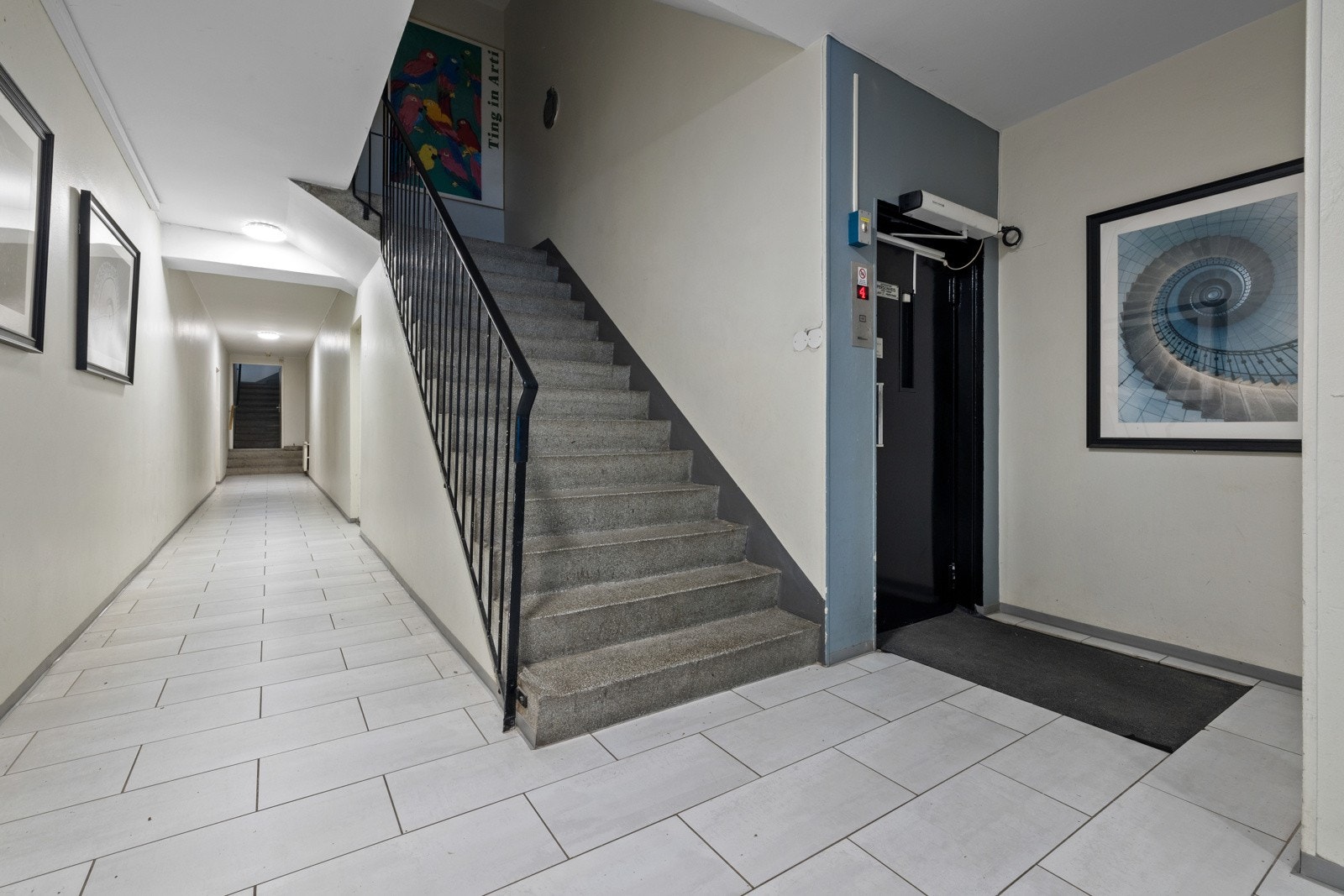 Fra bakkeplan har du enkel adkomst til leiligheten med både trapper og heis Galleribilde