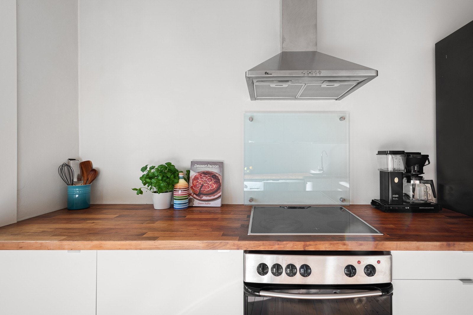 Kjøkken - Stekeovn, platetopp, vaskemaskin, kjøleskap og oppvaskmaskin medfølger Galleribilde