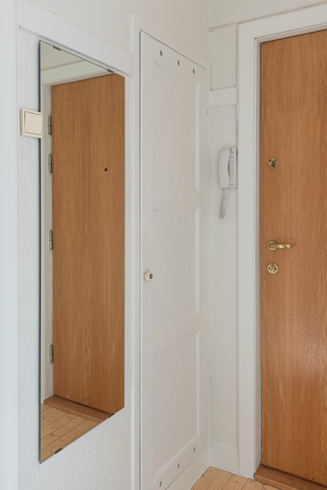 Også i gangen har man praktisk skap/bod til oppbevaring av sko og yttertøy Galleribilde