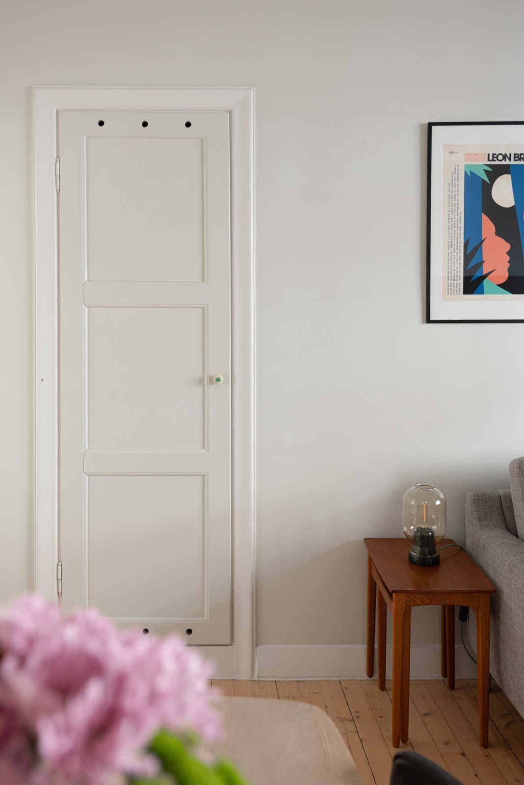 Praktisk og dypt skap/bod i stue Galleribilde