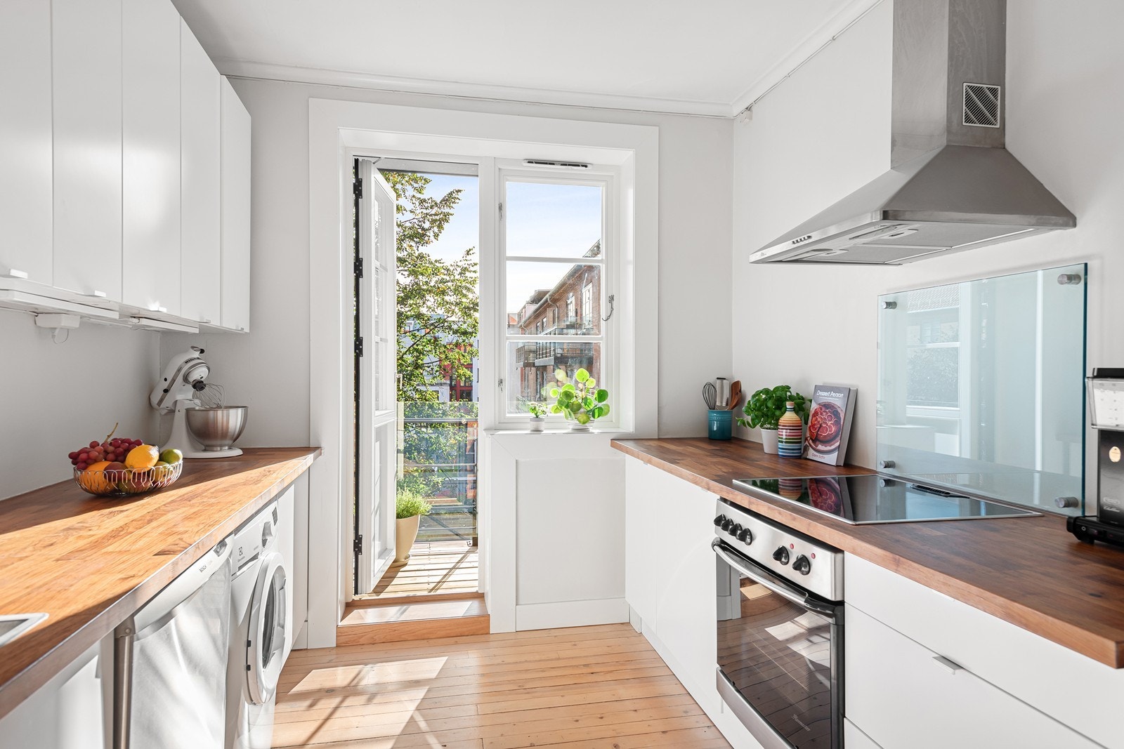 Fra kjøkken har du direkte utgang til leilighetens andre balkong - enkel tilgang til f.eks. grill og urter Galleribilde