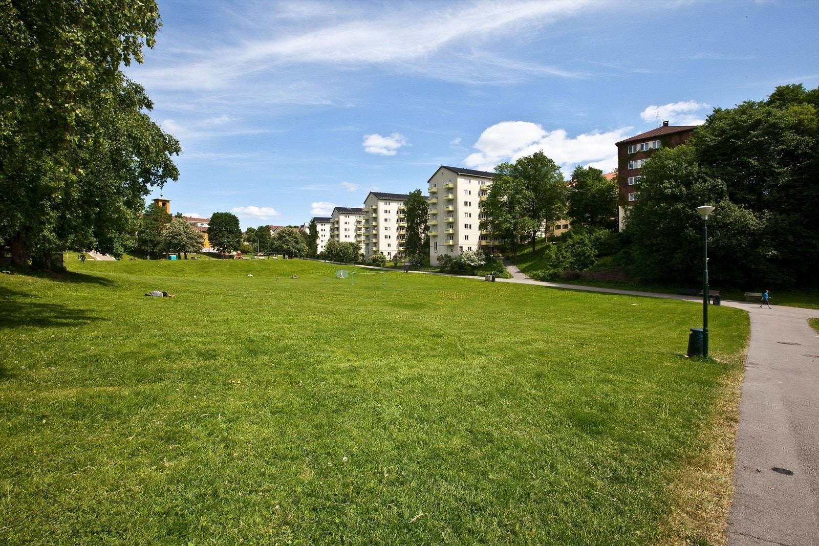 Ilaparken med store gressplener ligger rett nedenfor leiligheten Galleribilde