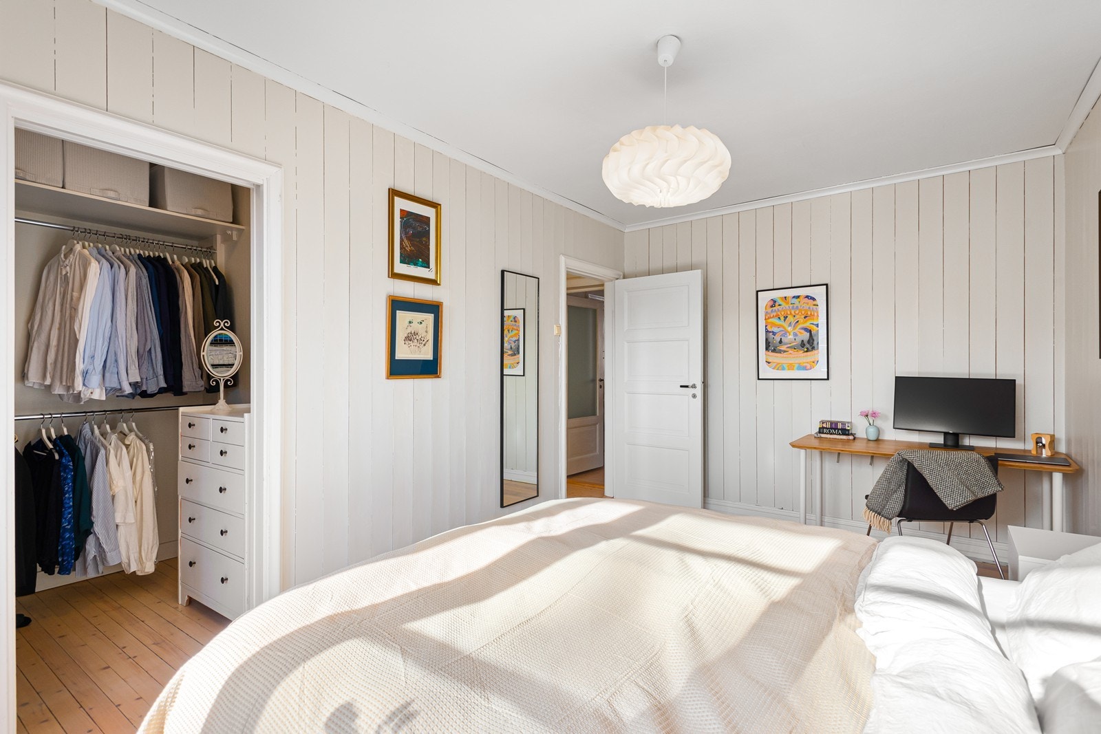 Stor og praktisk garderobenisje/walk-in på soverom Galleribilde