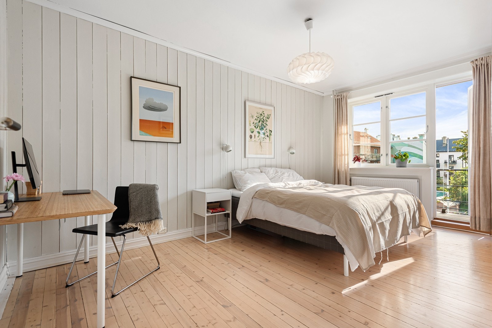 Soverommet er svært romslig og har god plass til hjemmekontorløsning - andre i borettslaget har flyttet stue/kjøkken til dette rommet og slik fått et soverom til (se alternativ plantegning) Galleribilde