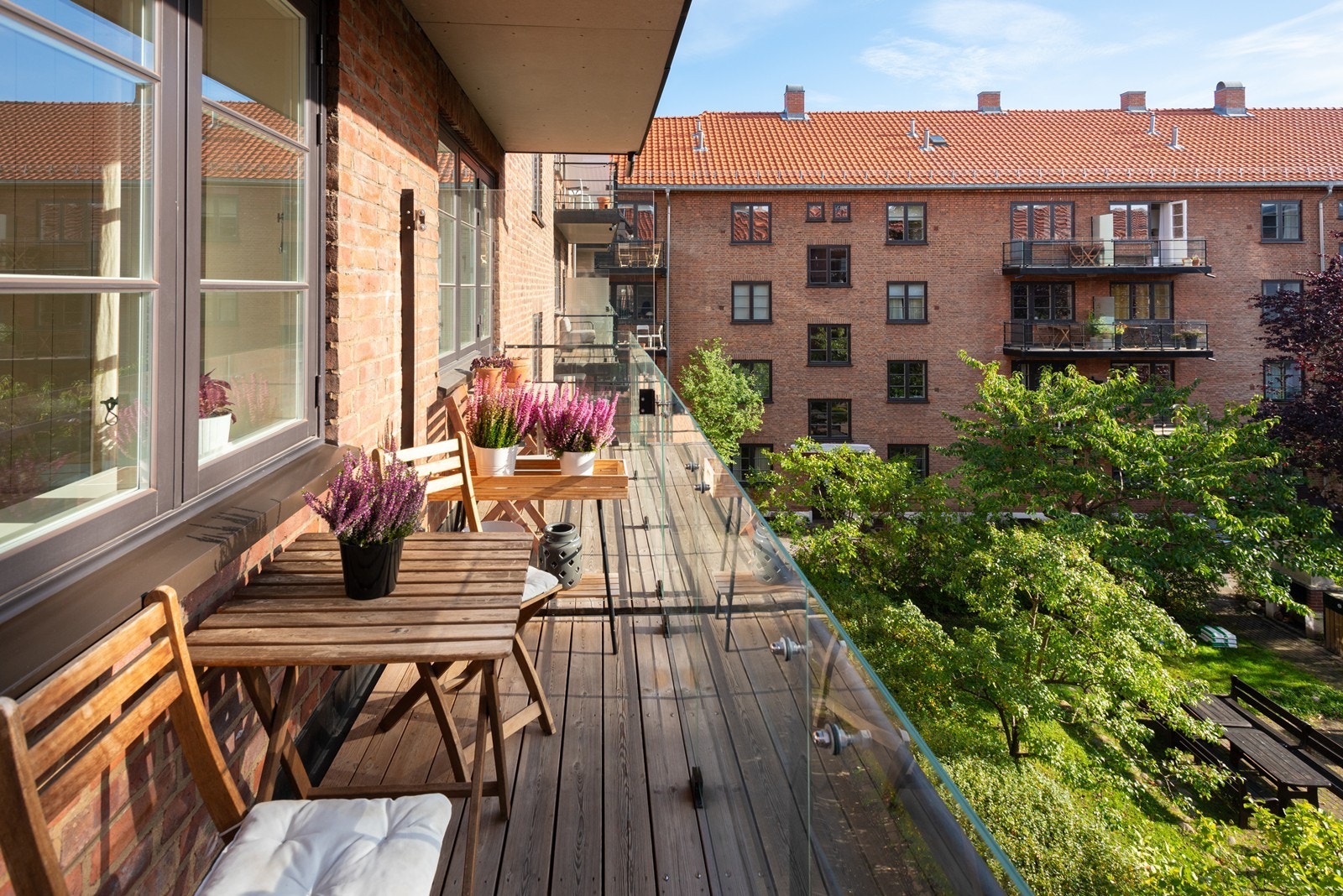 Leiligheten har store vinduer, en gjennomgående god standard og hele to balkonger vendt mot sydvest Galleribilde