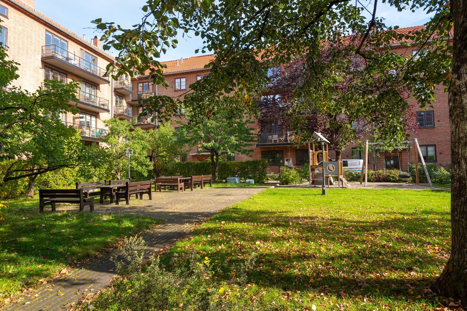 Borettslaget er populært og har et stort og fint indre gårdsrom med sittegrupper, gressplen og lekeplass Galleribilde