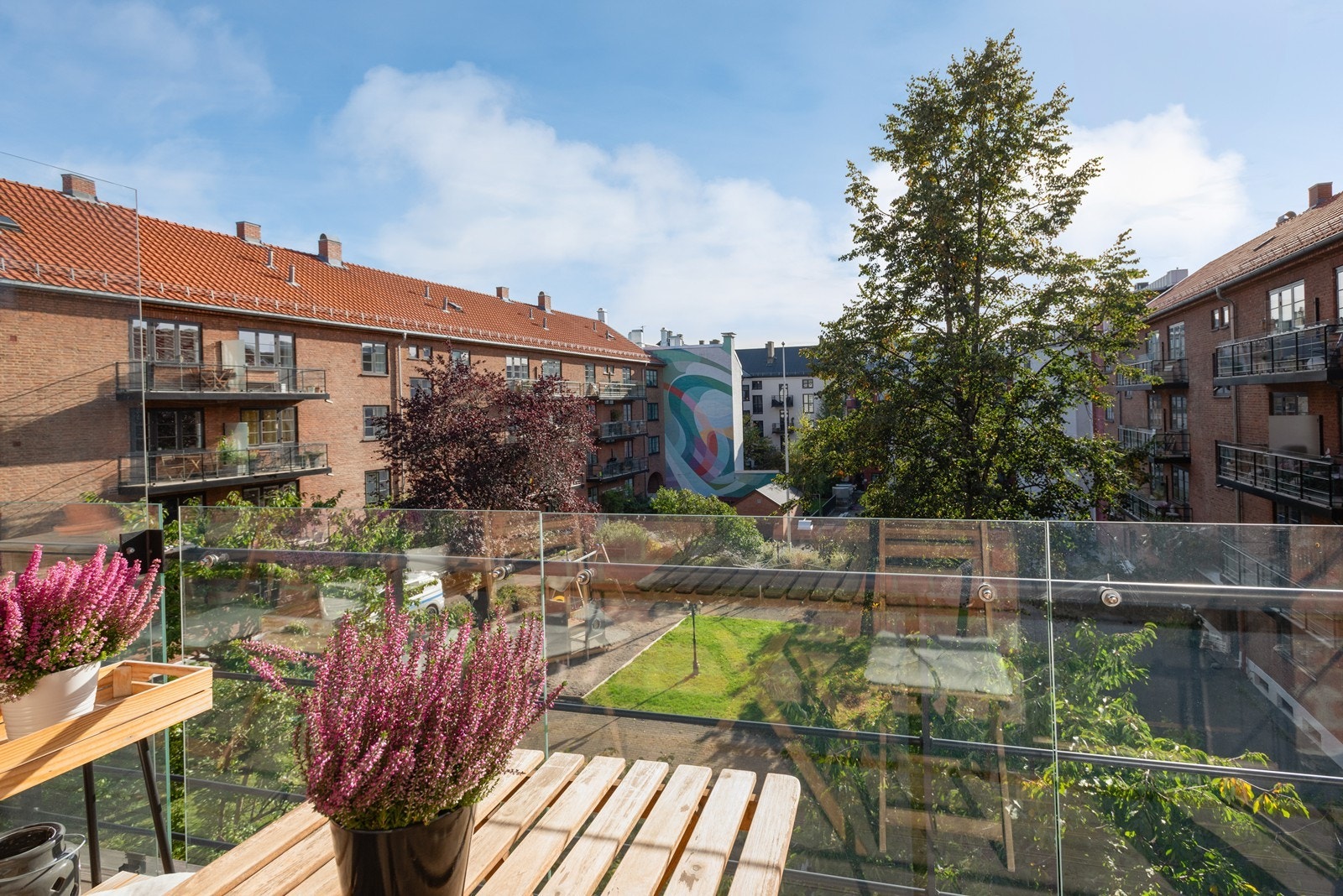 Soverommet vender mot rolig og grønt indre gårdsrom Galleribilde