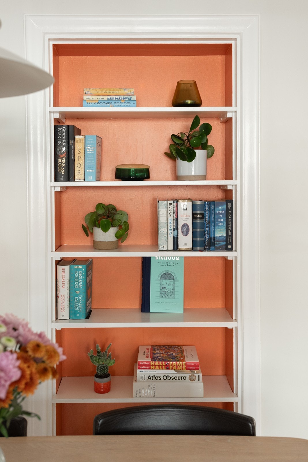 Praktisk og hyggelig nisje i stue Galleribilde