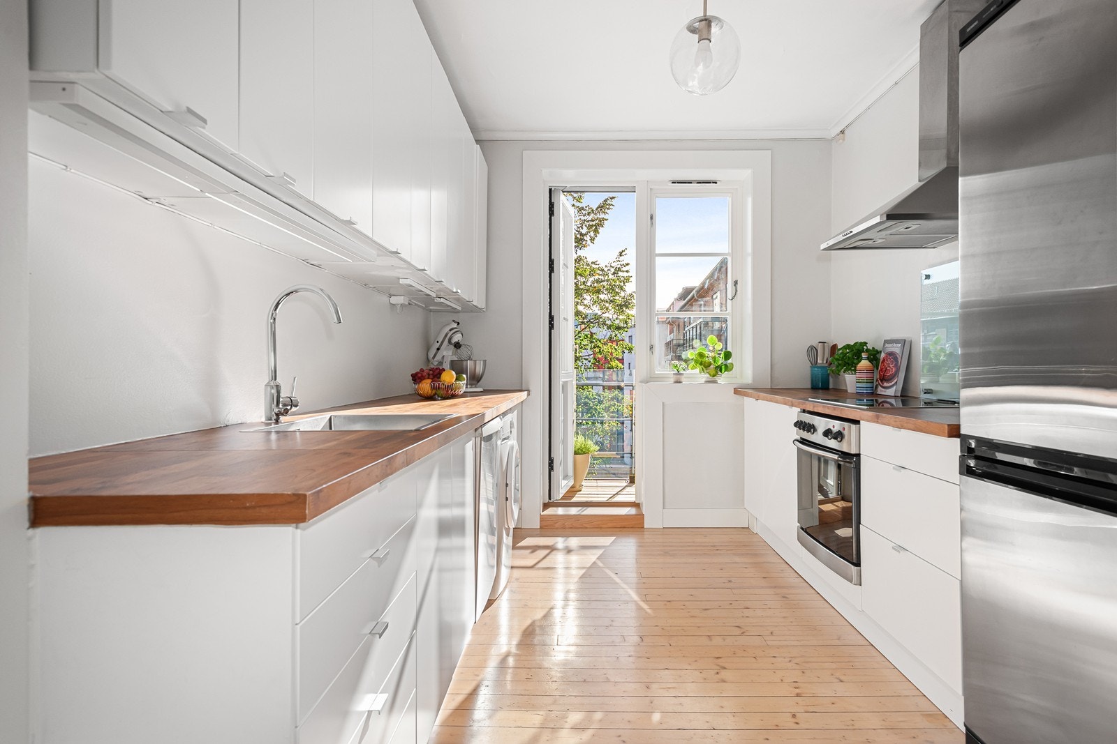 Kjøkkenet er lyst og trivelig og har nye fronter i 2024 Galleribilde