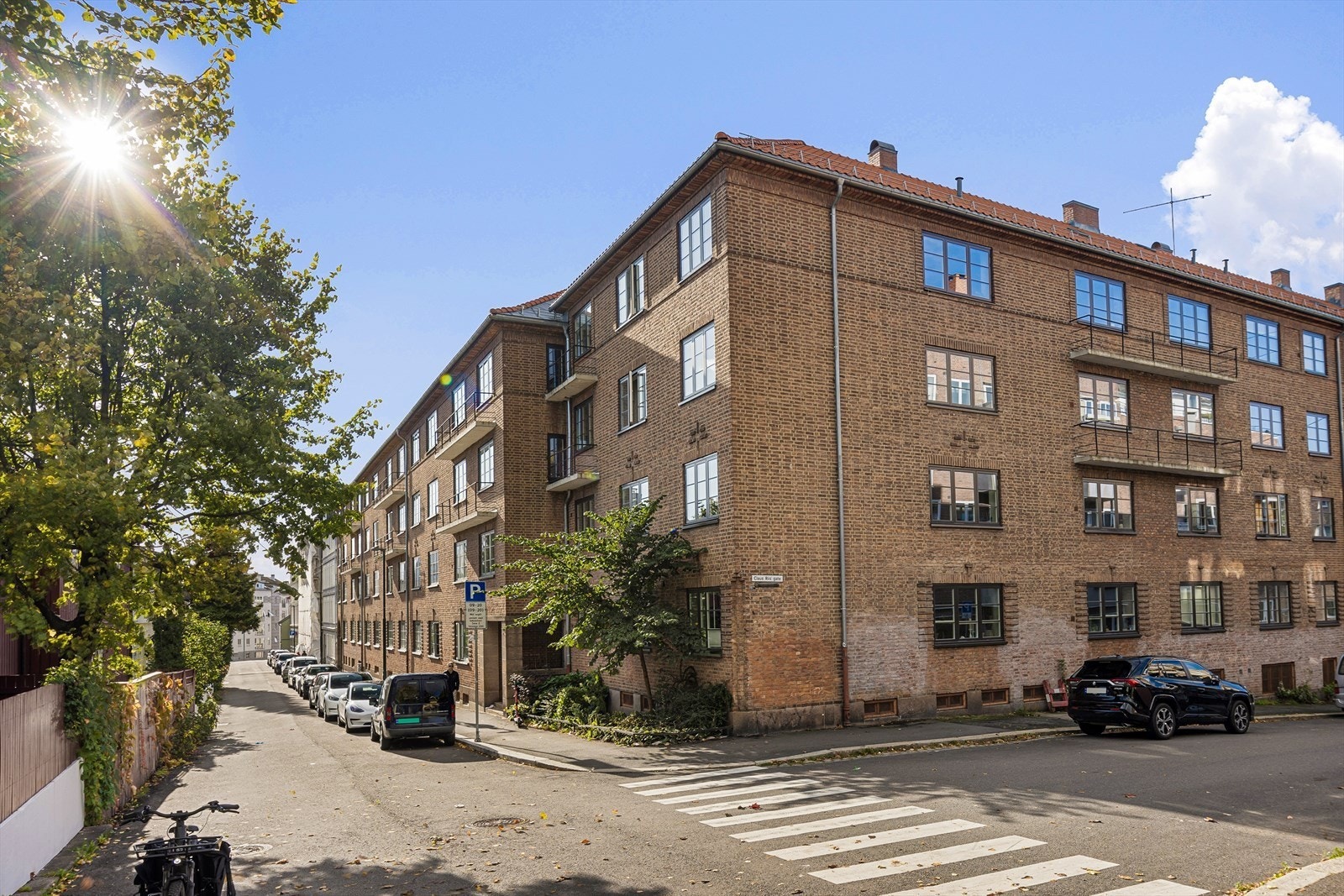 Leiligheten har en svært rolig og tilbaketrukket beliggenhet, her ligger du skjermet fra byens støy men allikevel svært sentralt med gangavstand til det meste Galleribilde