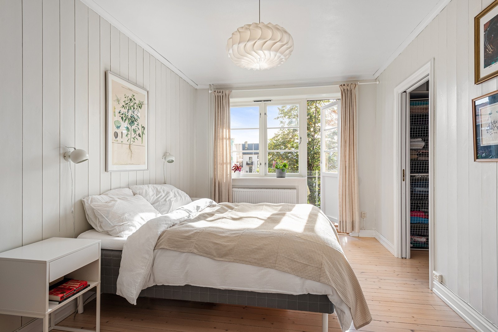 Stort og lyst soverom med direkte utgang til balkong Galleribilde