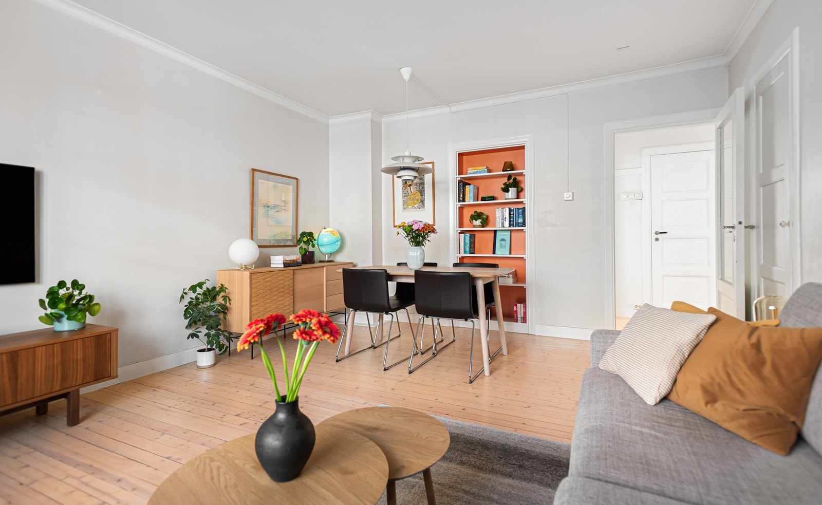 Leiligheten har store og lyse rom med sjarmerende, originale tregulv Galleribilde