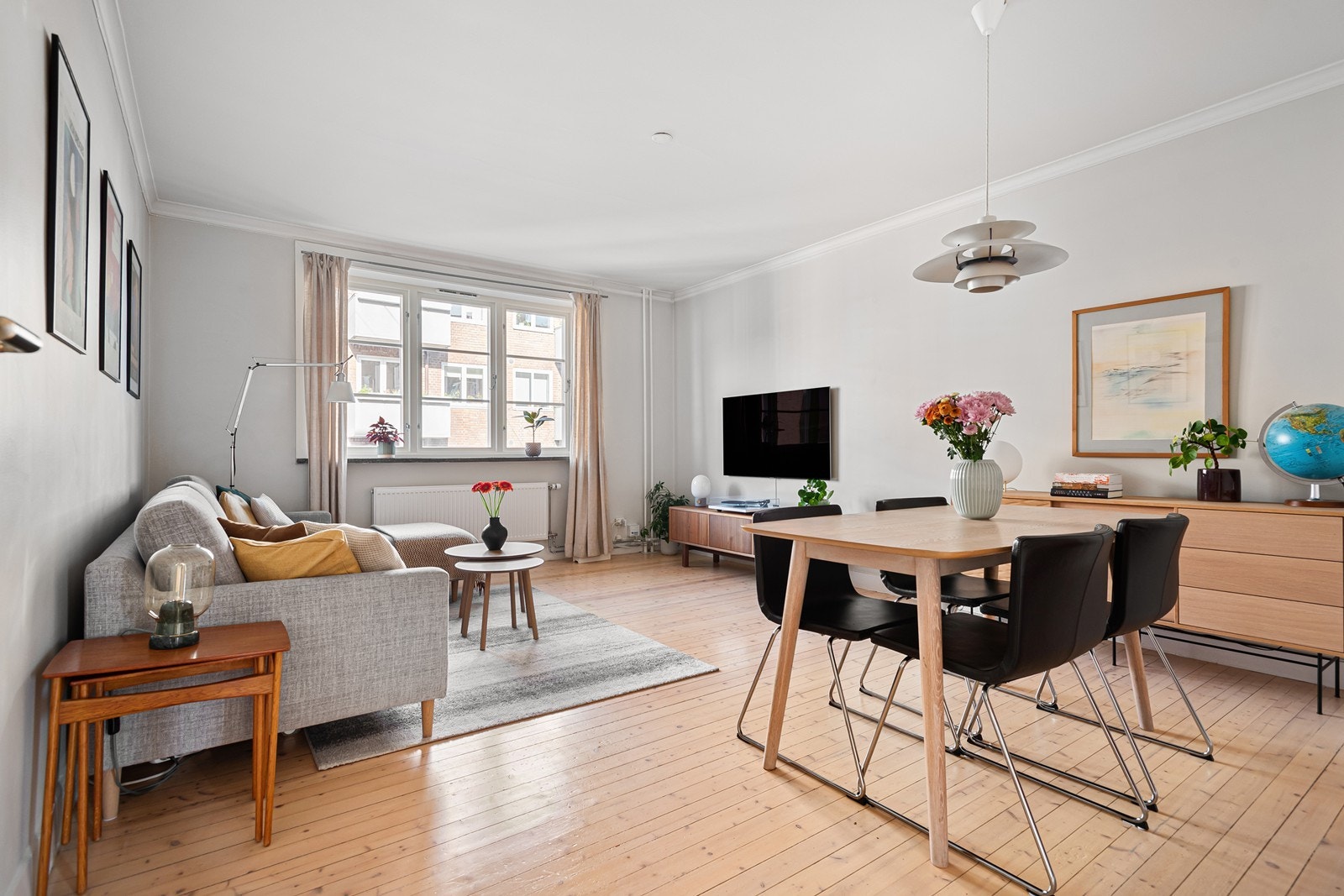 Leiligheten oppleves som lys, og er beliggende i et svært rolig, men allikevel sentralt område. Her er det kort vei til alt! Galleribilde