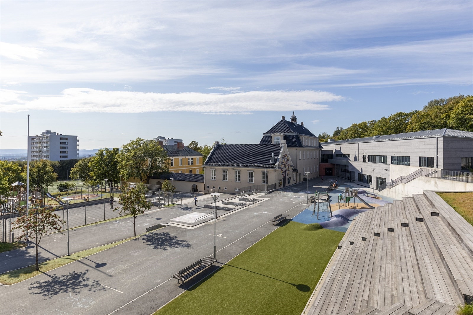Grefsen skole ligger rett i bakkant av borettslaget, hit er det trygg skolevei via sti mellom Betzy Kjelsbergs vei 15 og 15B Galleribilde
