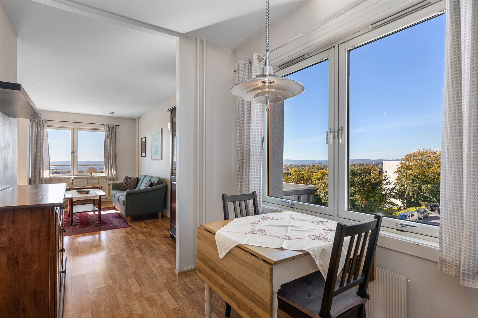 Plass til ett hyggelig frokostbord under vinduet Galleribilde