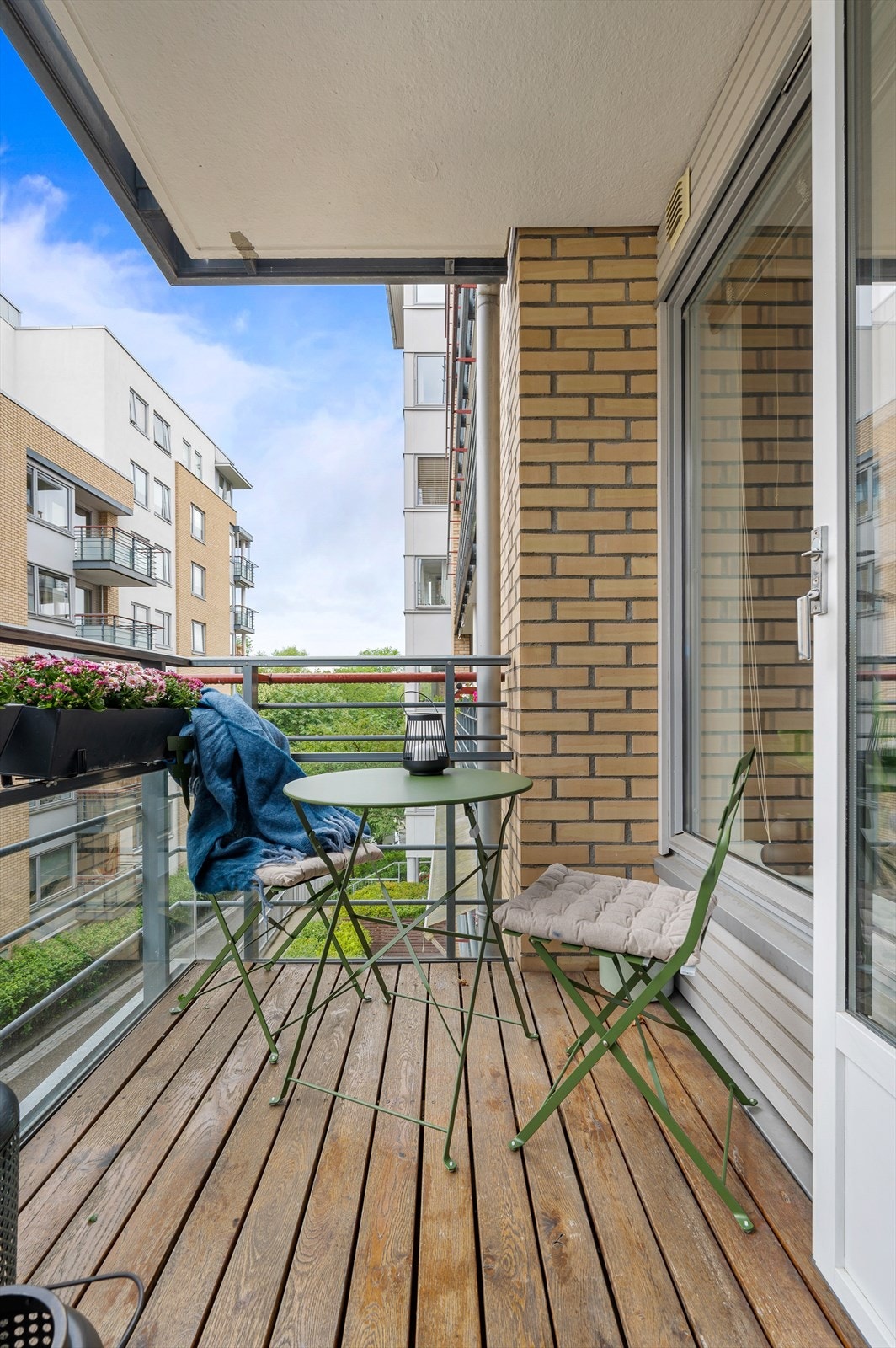 På balkongen er det plass til en liten sittegruppe. Galleribilde