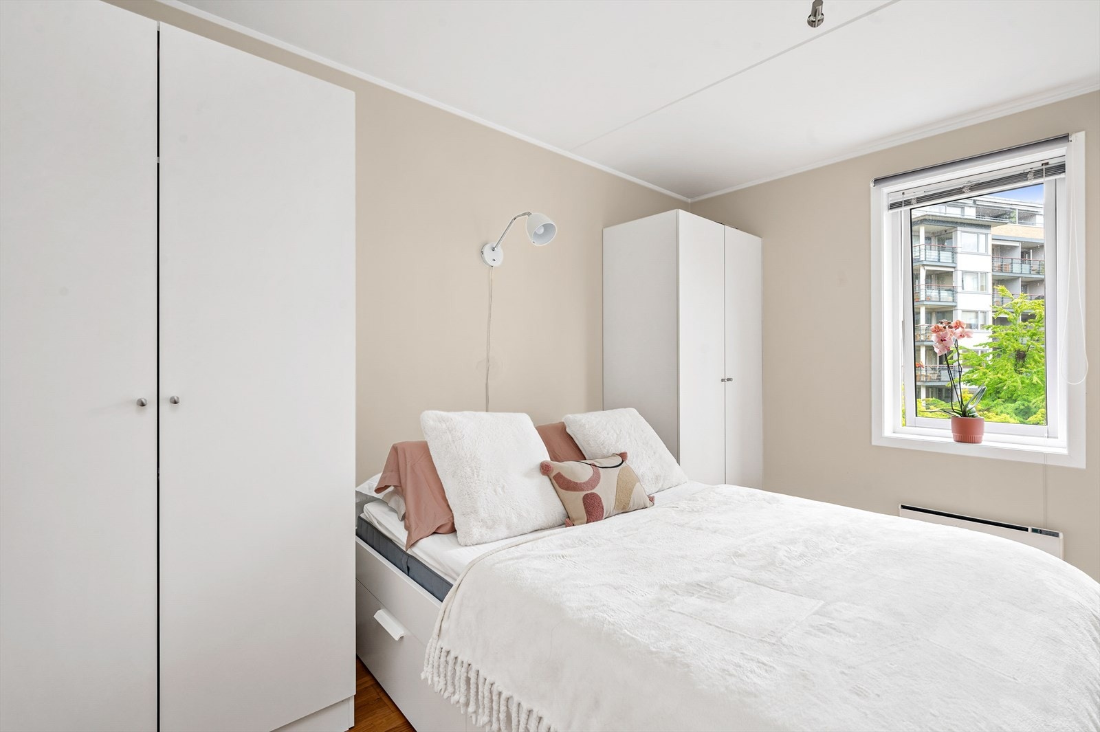 Soverom med to garderobeskap og gode lysforhold. Galleribilde